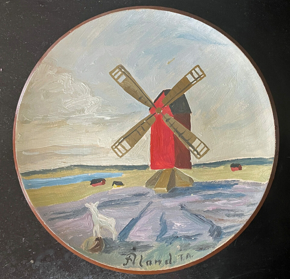 Keramiktallrik med väderkvarn, signerad T.A. Loppmarknadsfynd på Sottunga. Privat ägo.