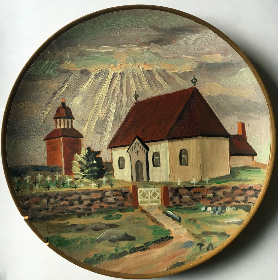 Keramiktallrik med Kökar kyrka som motiv, signerad T.A. Privat ägo.