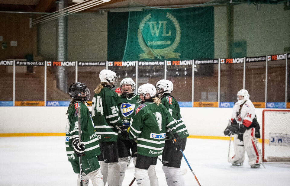 Hockeydamerna bjöd på målfest