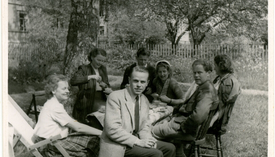 Kaffestund i Walfrid och Ester Erikssons trädgård 1949. (Foto ur Kjell Ekströms digitala arkiv, Thorvald Erikssons/Titti Sundbloms samling).