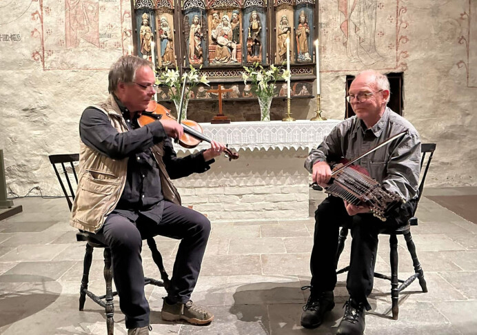 Folkmusiker håller workshop och konsert