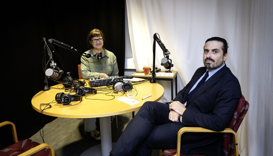 Socialdemokraternas ordförande Arsim Zekaj känner sig trygg med väljarstödet inför nästa val, även om partiet suttit i regeringen. Här intervjuas han av Ålandstidningens Nina Smeds.