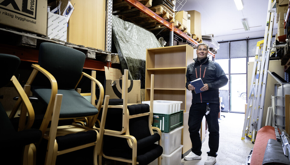 Landskapets disponent Roger Henriksson säger att allt som kan återanvändas av landskapets möbler, återanvänds. Det är daglig ruljans på möbler.