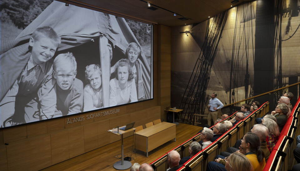 Under lanseringsfesten i sjöfartsmuseet fick besökarna ta del av hundra utvalda fotografier.