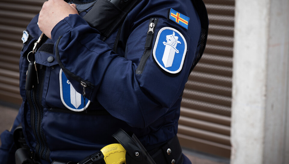 Mannen stannade inte för polisens stopptecken, i stället accelererade han och körde ifrån polisen.