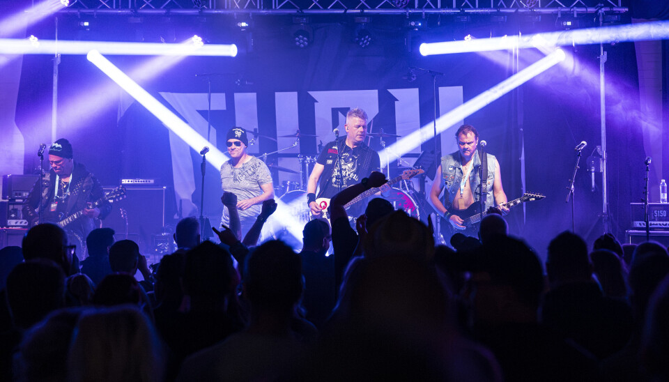 35 låtar av 29 klassiska hårdrockband band står på repertoaren när det åländska hårdrockscoverbandet Fury spelar på ms Eckerö rockkryssningar på lördag.