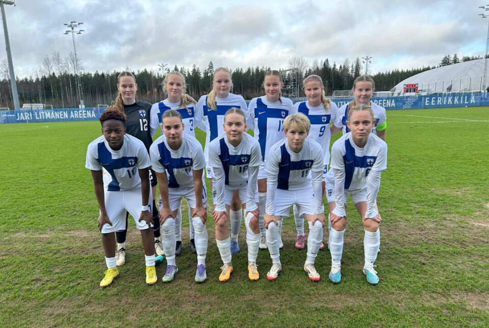 U19-landslaget vann måndagens landskamp i Eerikkilä. Olivia Ulenius syns som fyra från vänster i den främre raden.