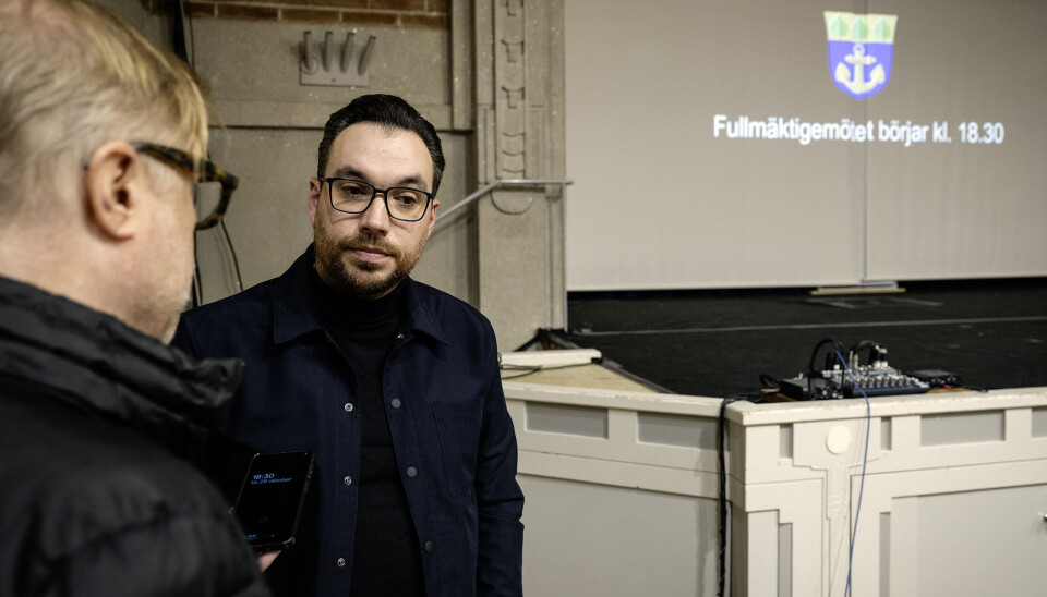 Stadsstyrelsens ordförande Michele Ferrari (Lib) röstades ned i stadsstyrelsens extrainsatta möte som beslutade att ta bort ärendet om att sälja MCA från fullmäktiges lista.