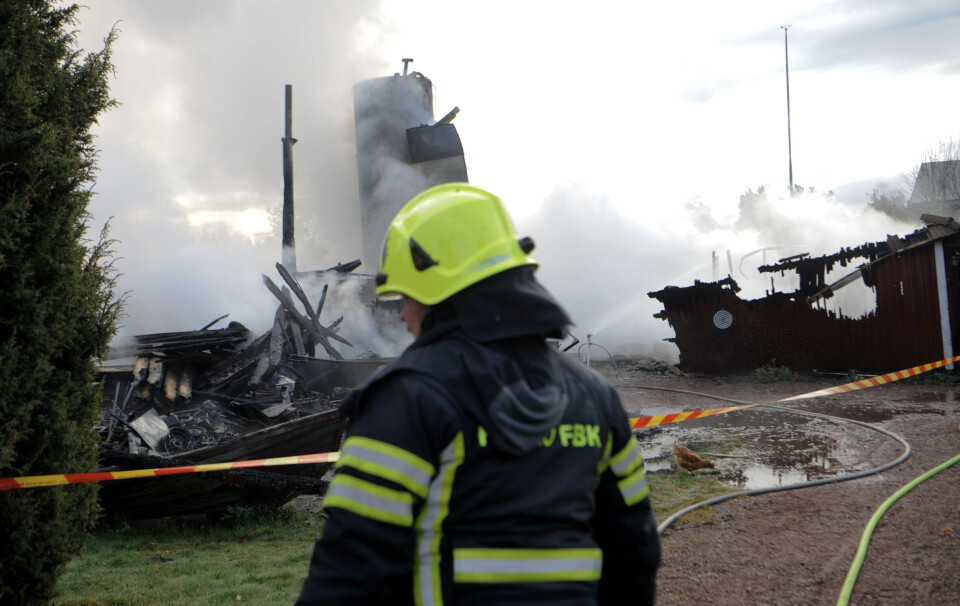 Ladugården och en intilliggande byggnad brann ned till grunden.
