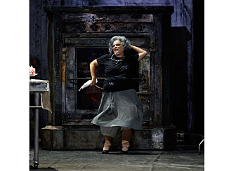 Dan Karlström briljerar som grotesk häxa