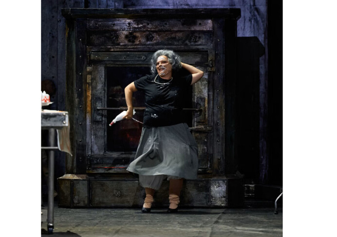 Dan Karlström briljerar som grotesk häxa