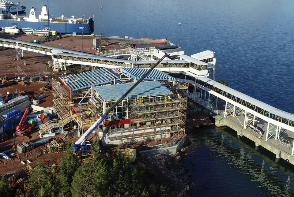 Terminalen byggs initialt med två våningar på totalt cirka 500 kvadratmeter. Den nedre våningen kommer att fungera som garage och maskinhall för hamnbolagets utrustning, medan den övre blir väntsal för dagsresenärer, med sittplatser och toaletter.