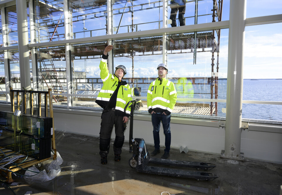 Byggplatschef Ralf Gustafsson och vd Mikael Fagerlund från entreprenören Byggpartner säger att terminalen byggts på en delvis utmanande plats. Om allt går som det ska är man klara till påsk nästa år.