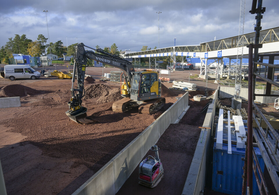 Med terminalen löser hamnen också utrymmesbehov för den egna verksamheten och toalettplatser för bilresenärer som väntar på färjor.