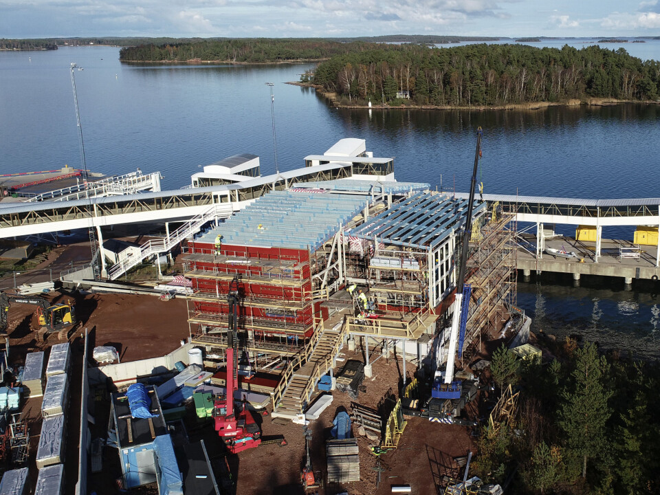 Terminalen blir 16 meter hög men döljs från nord och öst delvis av matargångarna. ”Som besökare landsvägen reagerar man inledningsvis inte på byggnadens höjd då berget i Långnäs tar upp höjderna, men då man kommer till foten av byggnaden inser man byggnadens volym”, säger Ronny Eriksson.