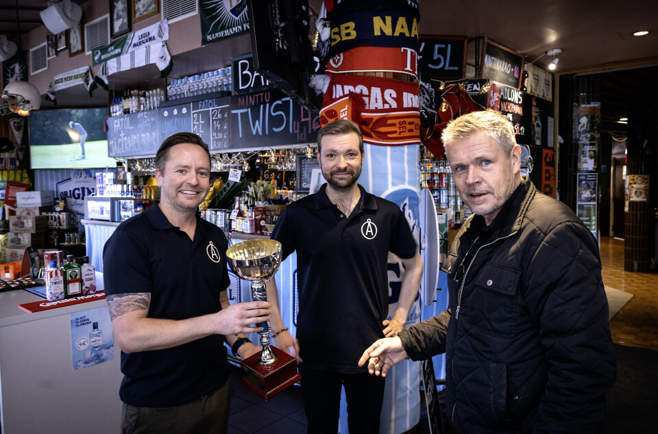 Adlons Dennis Lindqvist och Roope Hietala tar emot pokalen som visar att de tog hem Ålandstidningens företagstips 2025 av Kenneth ”Knodden” Nylund.