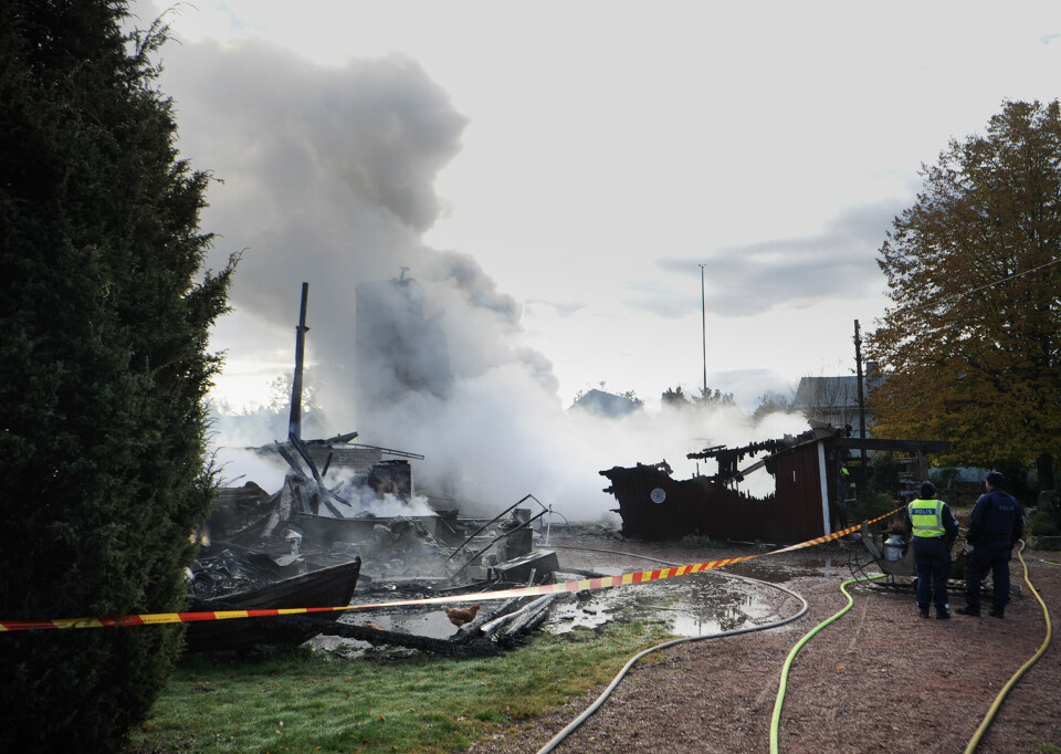 Flera byggnader slukades av lågorna.