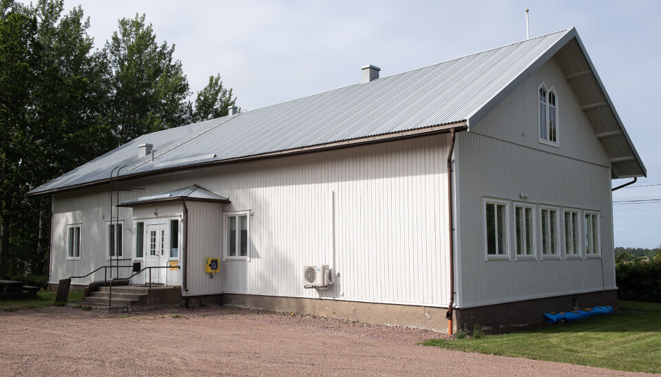 Kommunstyrelsen vill ha en tydligare redogörelse av den kompensation som utgick i samband med bytet av golvkonstruktion i kommunkansliet.