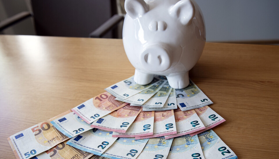 Tillfälliga extra inkomster från Finland och Paf-medel drar upp resultatet för en budget som innehåller kortrutter i skärgårdstrafiken, fartygsvarv, nytt sjukhus och sänkta elkostnader.