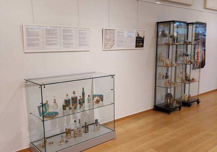 Drömmar på flaska ställs ut i Finströms bibliotek