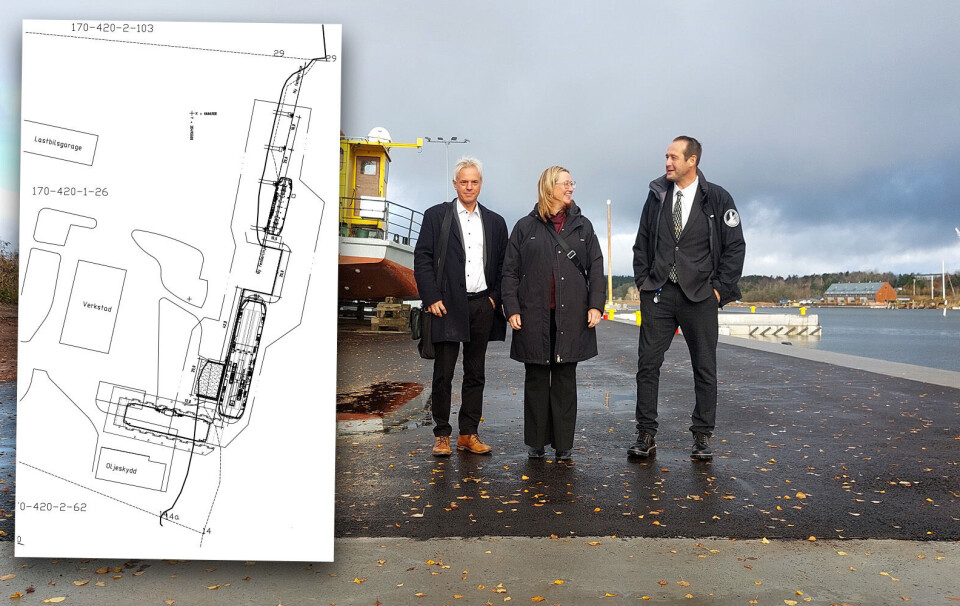 Här, vid den nya kajens södra ända, finns den tilltänkta placeringen. På bilden syns Håkan Fagerström, Camilla Gunell och Fredrik Pettersson.