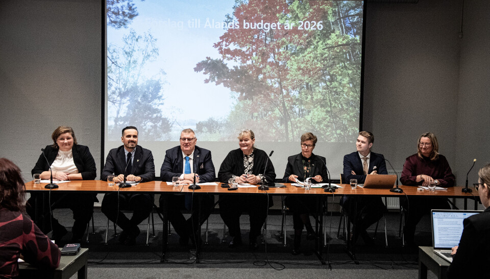 Civilminister Ingrid Zetterman (Lib), social- och hälsovårdsminister Arsim Zekaj (S), finansminister Mats Perämaa (Lib), lantråd Katrin Sjögren (Lib), vice lantråd Annika Hambrudd (C), näringsminister Jesper Josefsson (C) och infrastrukturminister Camilla Gunell (S) presenterade förslaget till landskapets budget för år 2026.