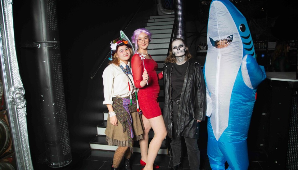 Gästerna klädde sig i många kreativa, mer eller mindre smidiga, utstyrslar på Kinos halloweenfest.