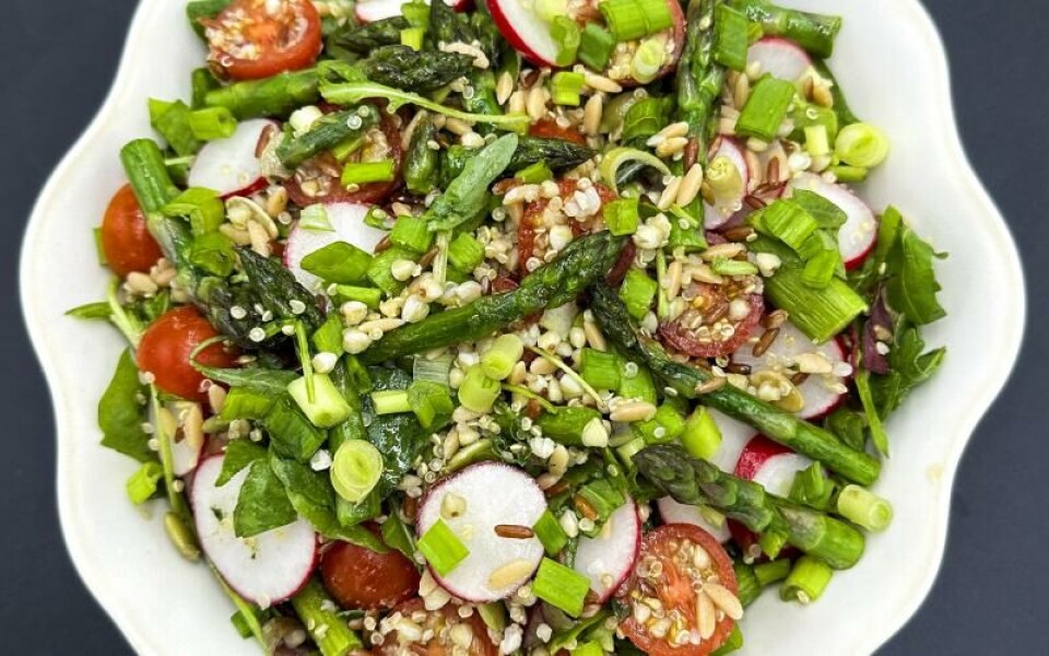 En matig sallad med bovetemix och sparris.Foto: