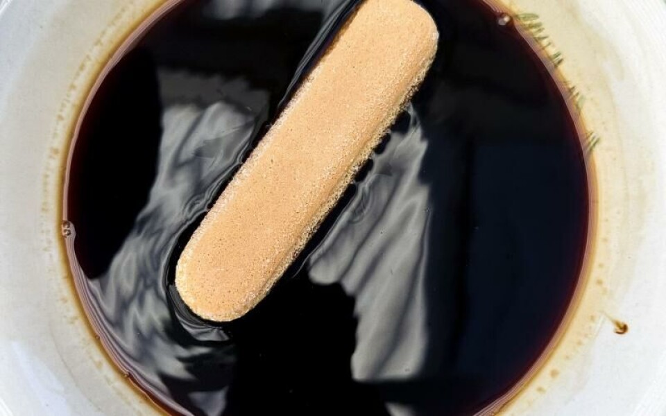 Savoiardikex doppas hastigt i kaffe och amaretto.Foto:
