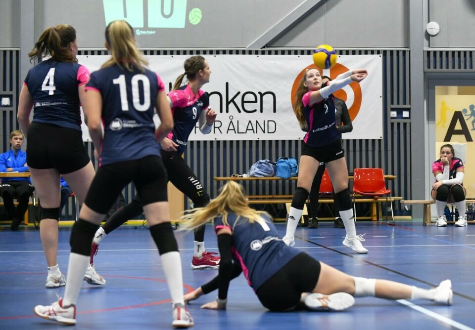 Jomaladamerna ångar på i seriespelet. 091022 , 09102022 , 20221009 , Volleyboll damer , Jomala IK , JIK , JIK-Lidingö , Vikingagården *** Local Caption *** @Bildtext:Volleyboll, Jomala IK  Lidingö, Vikingagården, Anna Lindqvist, Danai Doschoris@Normal:Foto: Robert Jansson