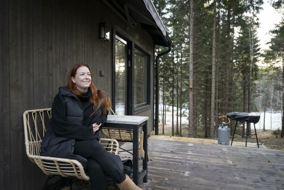 Tillsammans med sin särbo har Alexandra ritat och planerat stugan i Sund. Där tillbringar paret så mycket av sin tid som möjligt. Tillsammans med sin särbo har Alexandra ritat och planerat stugan i Sund. Där tillbringar paret så mycket av sin tid som möjligt.