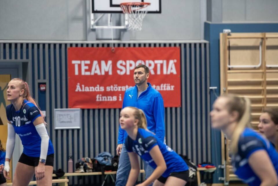 Jomaladamerna med coachen Aldis Jaundzeikars spelar division 1-volleyboll nästa säsong. Aldis Jaundzeikars, JIK Damer, Volleyboll, Vikingagården