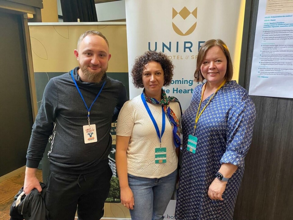 Omväljs som Emmaus Europas ordförande Grigory Semenchuk och Natalia Sanotska från Emmaus Oselya tillsammans med Carina Aaltonen.