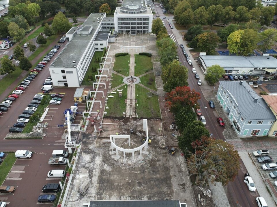 Självstyrelseparken renoveras just nu. Till vänster syns landskapets och Arkipelags parkering.