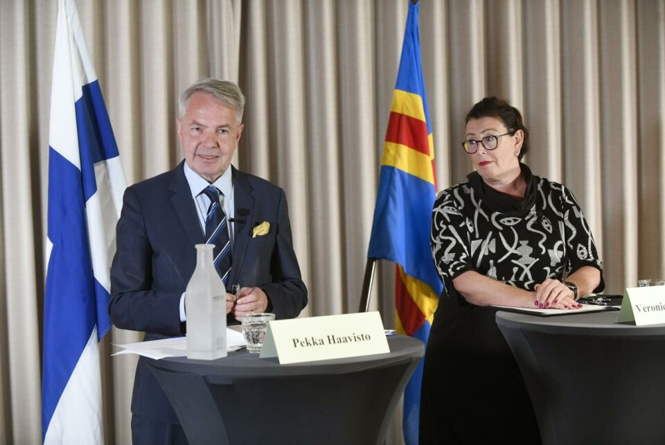 Pekka Haavisto och Veronica Thörnroos på dagens presskonferens.