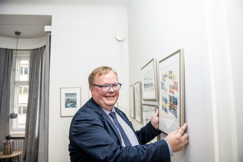 Johan Ehn är ny som Ålands representant i Helsingfors, den enda politiskt tillsatte tjänstemannen i landskapet. Han är extra nöjd med de tavlor av Jonas Wilén som pryder väggarna i den åländska representationen. Ålands represantation, Ålandskontoret, Veronica Thörnroos, Johan Ehn, Lena von Knorring, Helsingfors