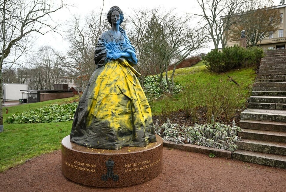 Maria Alexandrovna fått huvudet och överkroppen målad i färgen blå, och kjolen i färgen gul.