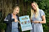 Michaela Karlsson-Kronström och Stina Lindstam med årets plansch för School's Out. Moein Eshghi