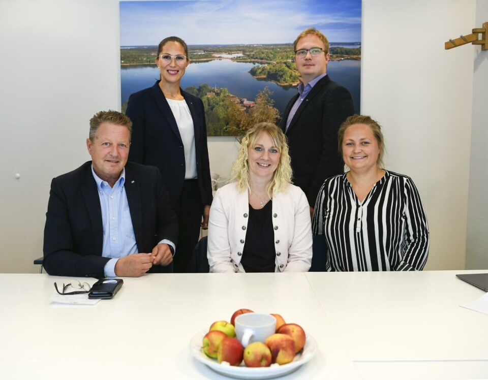 2021 kunde Visit Åland satsa extra mycket på sitt marknadsföringsarbete. Längst bak står Visit Ålands vd Lotta Berner Sjölund och Niko Micklin som är försäljnings- och kommunikationsansvarig. I främre raden sitter Ålands näringslivs vd Jan-Erik Rask, Park Visit Åland.