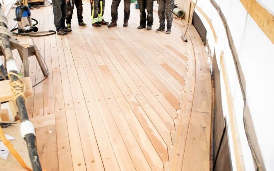 Fartygsmästare Jesper Grönholm, Raben Stumme, Thor Inge Haltvik, Morten Hesthammer, Thomas Lindholm och Madeleine Harms skruvade i går fast den sista nya däckplankan på Pommerns nyrenoverade backdäck.Foto: Hülya Tokur-Ehres