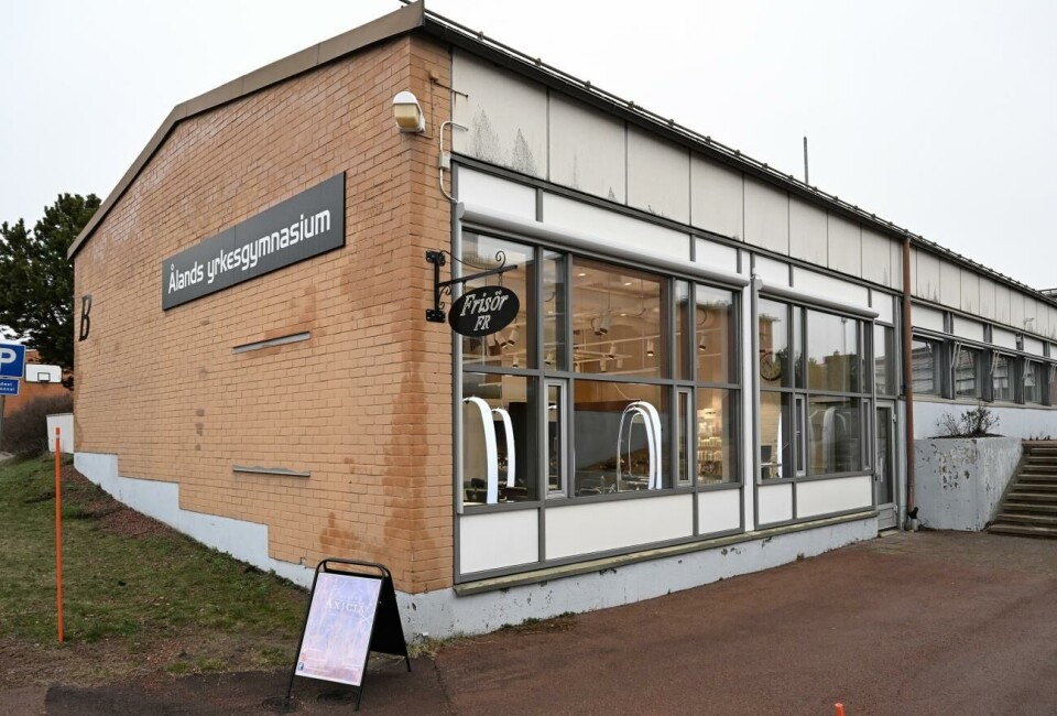 Elever som ska göra sin praktik kan ha svårare att hitta platser hos de åländska företagen framöver. Ålands yrkesgymnasiums egen frisörsalong Axicia håller öppet på torsdagar och fredagar.