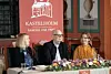 Docenten i ekonomisk historia Bi Puranen, den förre biskopen KG Hammar och studerande Lotta Tuominen utgjorde årets pandel i Kastelholmssamtalen.