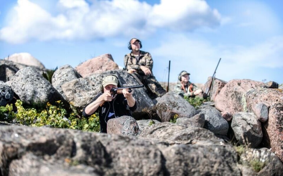 Tomas Randström, Hjalmar Hampf och Leona Hampf njöt av en dag av skarvjakt i augustisolen.Foto: Amir Karbalaei
