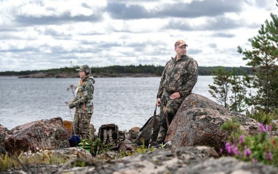 Leona och Hjalmar Hampf spanar ut över vattnet.Foto: Amir Karbalaei