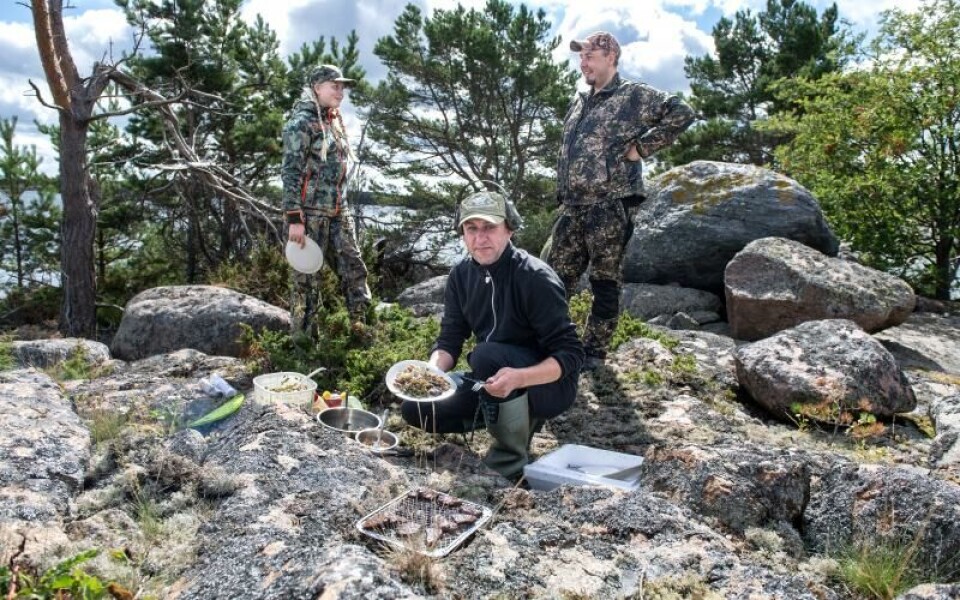 Till lunch serveras grillad vitsvanshjort, sallad och kantareller.Foto: Amir Karbalaei