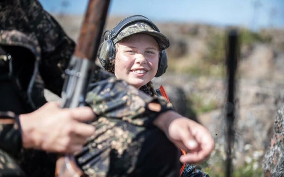 Leona Hampf är 13 år och tycker om att följa med sin farbror Hjalmar på jakt.Foto: Amir Karbalaei