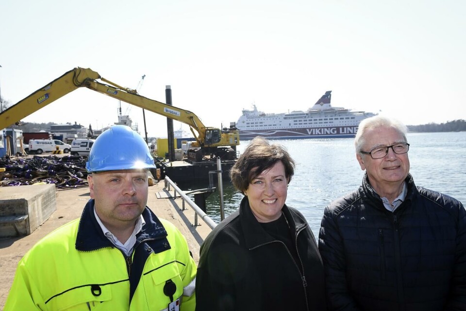Sara Kemetter i mitten tar över som styrelseordförande för Mariehamns hamn efter Roger Jansson till höger. Till vänster vd Alef Jansson.