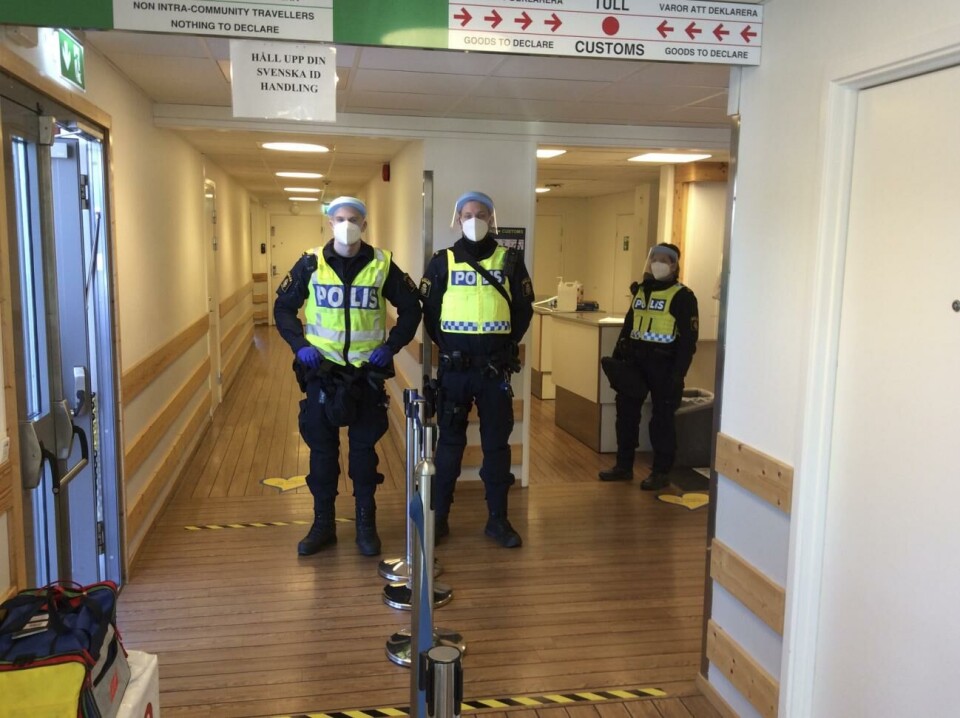 Sveriges regering förlänger kontrollerna 130221 , 13022021 , 20210213 , Polisen från Norrtälje gör Gränskontroll i Grisslehamn (på bilden) , det görs även i Kapellskär , där man måste uppvisa ett negativt nytaget corona test för att slippa in i landet , corona , covid-19 , polis , kontroll , gränsbevakning