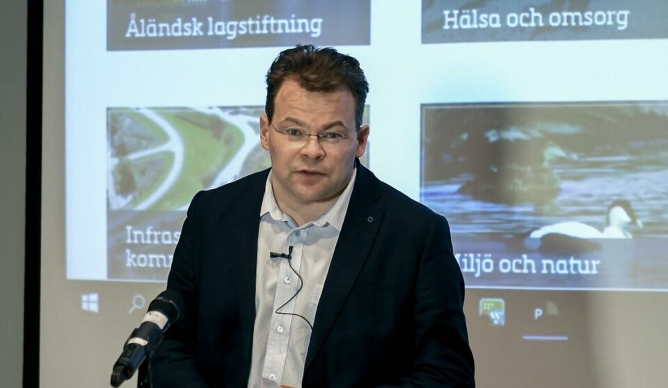 Niklas Karlman säger att han personligen är lättad över att handlingarna har blivit offentliga och att det har varit mycket spekulationer i medierna och på sociala medier. Han betonar vikten av att alla får samma information för att kunna diskutera situationen på ett korrekt sätt.