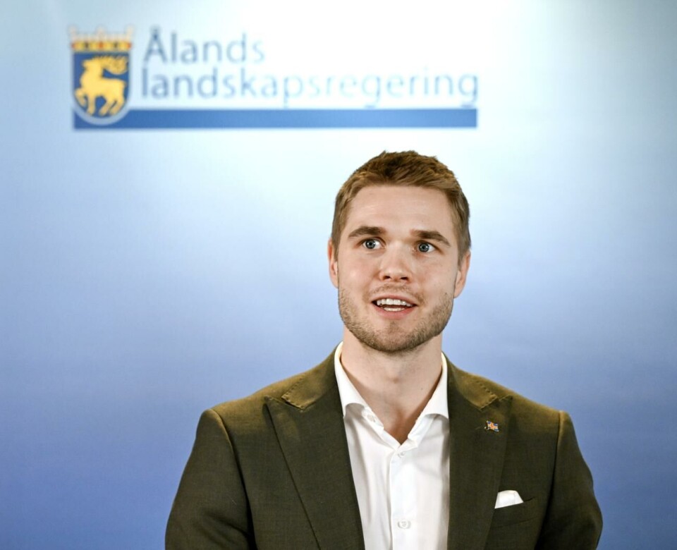 Närings- och miljöminister Jesper Josefsson (C) menar att beslutet om att bevilja skyddsjakt inte var svårt att fatta, men något klurigt med tanke på att vargen är en skyddad art.